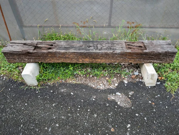 Old Wooden Bench Which Made Old Sleeper Tie Concrete Platform — стоковое фото