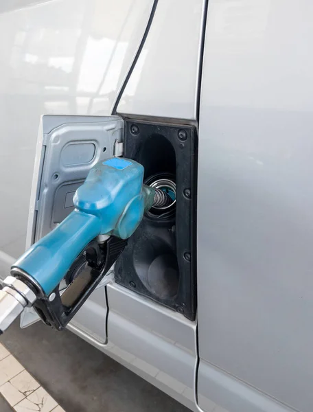 Benzine Tanken Het Lokale Benzinestation Voor Het Reisbusje Vooraanzicht Voor — Stockfoto