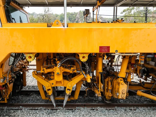 Zátěžový Stroj Pracuje Údržbě Pražcového Zátěžového Kamene Nové Železniční Trati — Stock fotografie