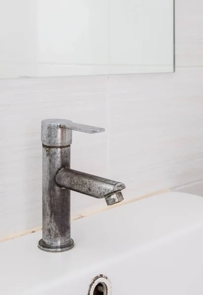 Ceramic Sink Basin Stained Faucet Clear Mirror White Tile Wall — Stockfoto