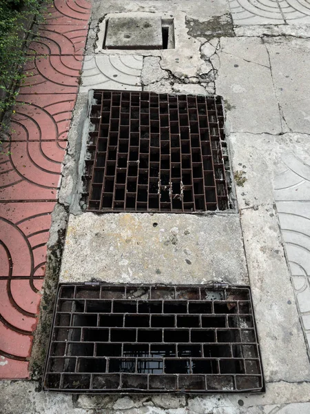 Metal Manhole Cover Sidewalk Street City Front View Copy Space — Foto de Stock