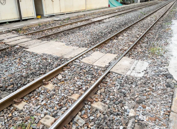 Caminho Bloco Concreto Para Cruzar Férrea Entre Plataforma Estação Urbana — Fotografia de Stock