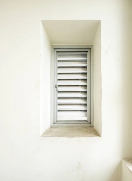 Ventilation Louvers Closed Glass Panes White Concrete Wall Urban Office — Stockfoto