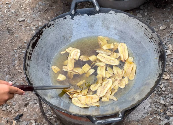 Plasterki Bananów Smażone Gorącym Oleju Roślinnym Produkcji Chipsów Bananowych Tradycyjnym — Zdjęcie stockowe