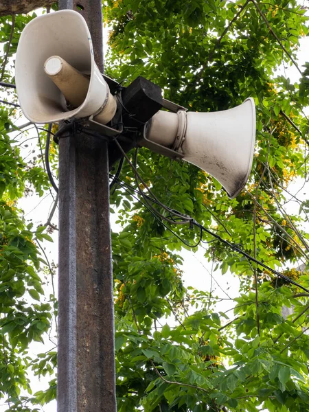 Old Megaphone Hanging Sleeper Pole Platform Announcements Urban Station View — Stock Photo, Image