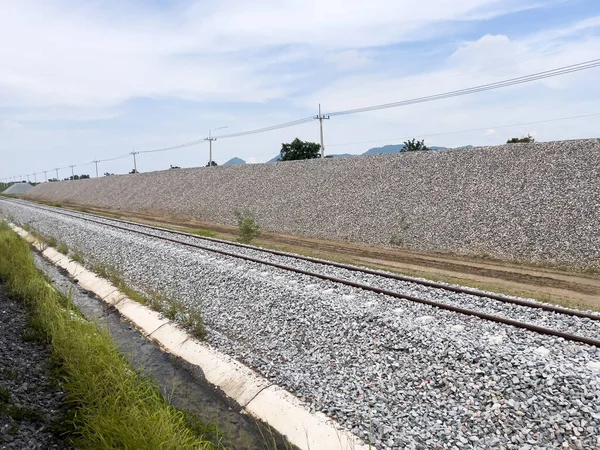 Velká Kamenná Hromada Podél Železniční Trati Pro Výstavbu Dvoukolejné Železnice — Stock fotografie