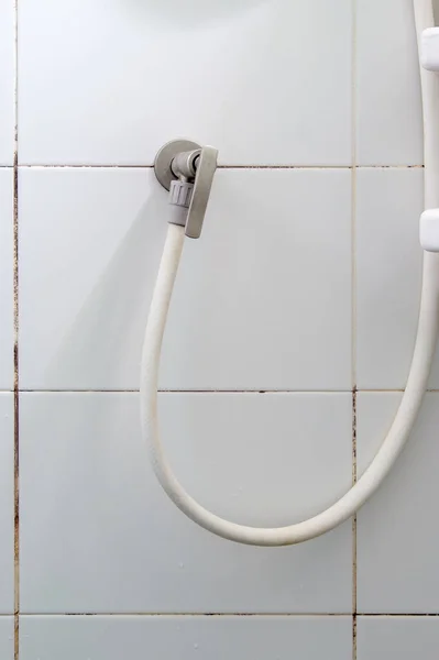 Witte Rubberen Band Met Koperen Kraan Van Douche Bij Witte — Stockfoto