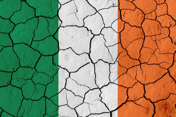 Irská vlajka nad popraskané pozadí — Stock fotografie