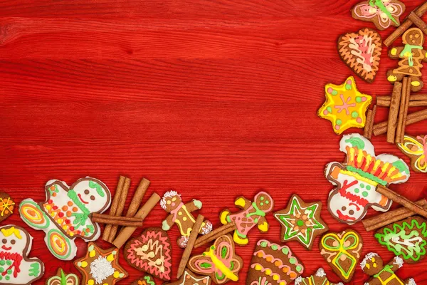 Pão de gengibre, biscoitos de Natal, vista superior, fundo vermelho — Fotografia de Stock