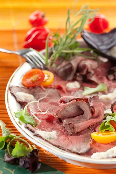 Carne asada con rábano picante —  Fotos de Stock