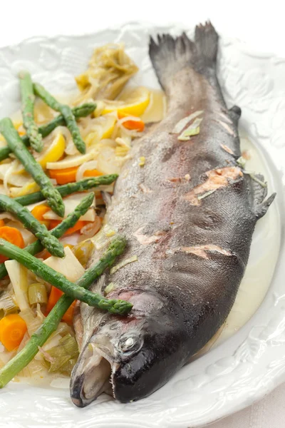 Fisk, insjööring med unga grönsaker — Stockfoto