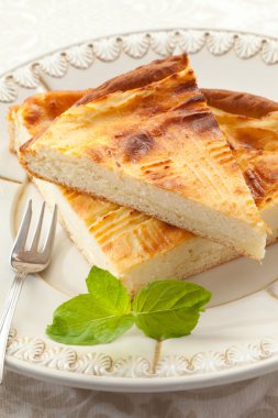 Beyaz bir plaka üzerinde Cheesecake