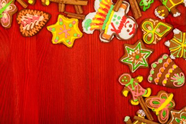 gingerbread, kırmızı arka plan Noel kurabiyeleri, üstten görünüm