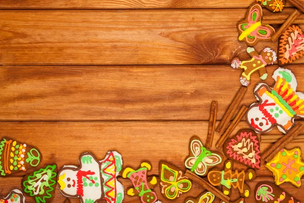 Pain d'épice, biscuits de Noël, vue sur le dessus, fond brun — Photo
