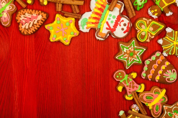 Lebkuchen, Weihnachtsplätzchen, Draufsicht, roter Hintergrund — Stockfoto