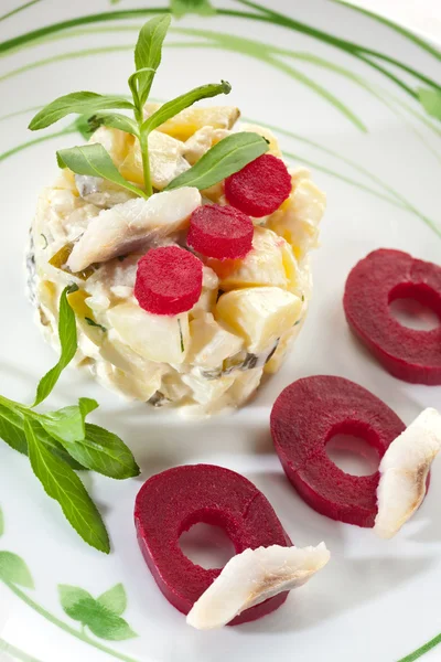 Potato salad with herring and beets — Stock Photo, Image