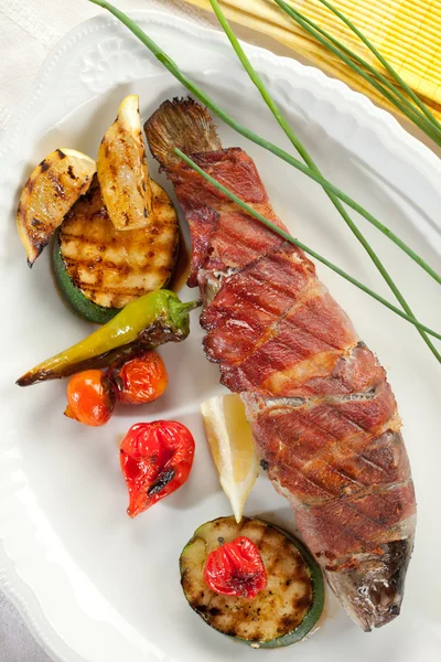 Pescado, trucha con verduras — Foto de Stock