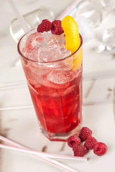 Bebida vermelha com framboesas e gelo — Fotografia de Stock