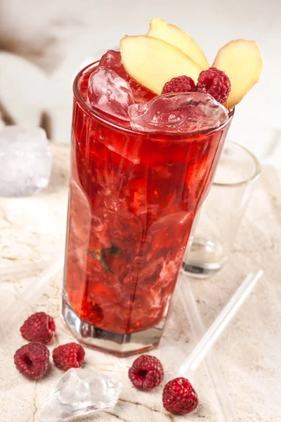 Bebida roja con frambuesas, jengibre y hielo — Foto de Stock