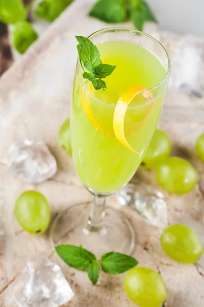 Üzüm ile yeşil içecek — Stok fotoğraf