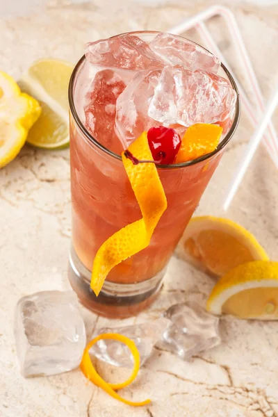Bebida vermelha refrescante com toranja, limão e gelo — Fotografia de Stock