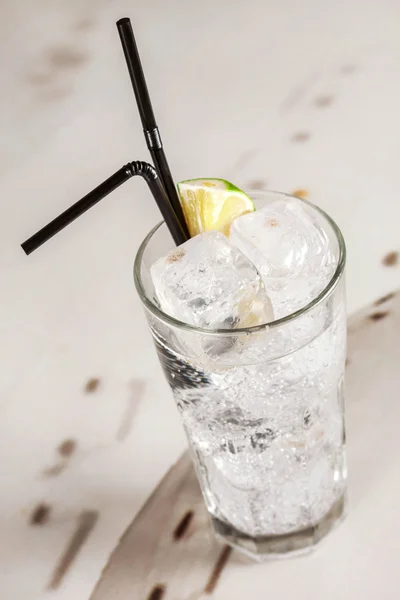 Buz ile beyaz açık içecek — Stok fotoğraf