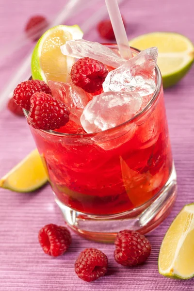 Bebida roja con frambuesas y hielo — Foto de Stock