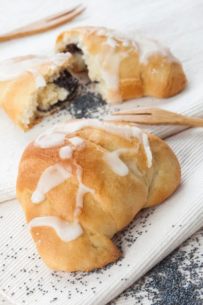 Bagels med vallmofrön på vit bakgrund — Stockfoto