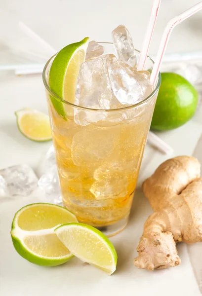 Gul drink med lime, ingefära och is — Stockfoto