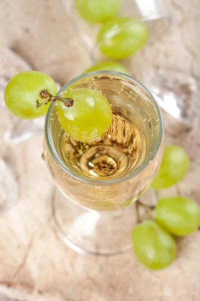 Clear drink with grapes, top view — Stock Photo, Image