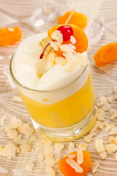 Жовтий напій з мигдалем і абрикосами — стокове фото