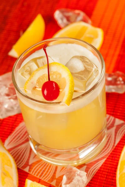 Yellow drink and ice — Stock Photo, Image