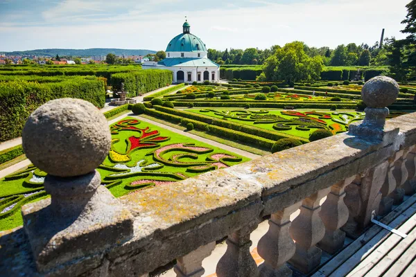 Kwiat ogród zamku w Kroměříž, Republika Czeska. Światowego Dziedzictwa UNESCO. — Zdjęcie stockowe