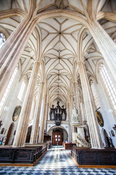 El interior de la iglesia de Santiago en Brno, República Checa —  Fotos de Stock