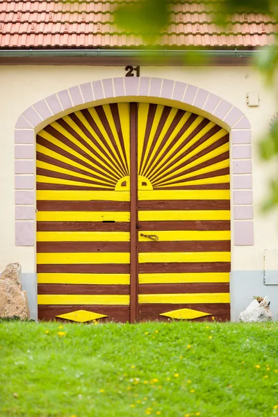Colorful gate to the house in Holasovice, Czech Republic. — Stock Photo, Image