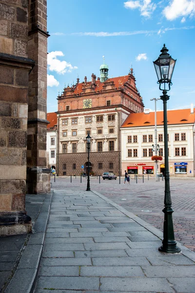Pilsen (plzen), Çek Cumhuriyeti - Ağustos 12, 2012: ünlü, Rönesans town hall pilsen (plzen). Eski Parlamento Binası Katedrali St bartholomew karşı olarak üzerinde duruyor.