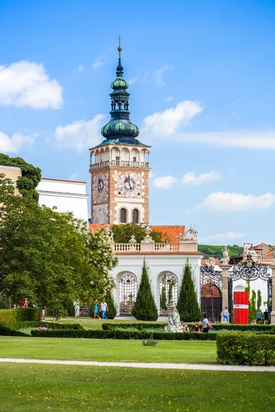 Mikulov, Tschechische Republik, 10. August 2012: Kirche des hl. Wenzel. Die Krypta enthält Knochen 2000, Mitglieder der Familien Dietrichstein und Lobkovice. — Stockfoto