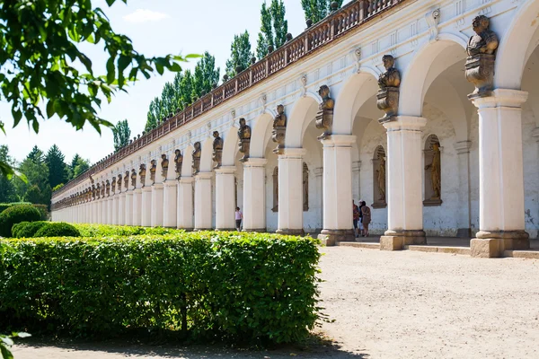 Kromeriz, République tchèque 15 août 2012 : Colonnade de longueur 224 m avec des statues représentant des personnages de la mythologie grecque, site du patrimoine mondial de l'UNESCO . — Photo