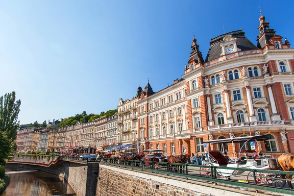 Karlovy Vary, Repubblica Ceca - 13 agosto 2012: Karlovy Vary (Carlsbad) è famosa per le sue sorgenti termali e il festival internazionale del cinema . — Foto Stock