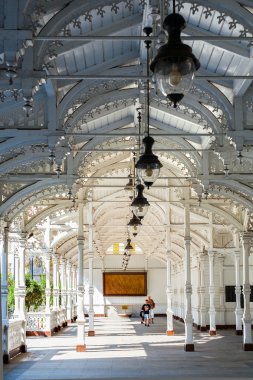 Karlovy vary, Çek Cumhuriyeti - Ağustos 13, 2012: karlovy vary (carlsbad), Kaplıcalar ve uluslararası film festivali ünlü merkezidir. Colonnade.