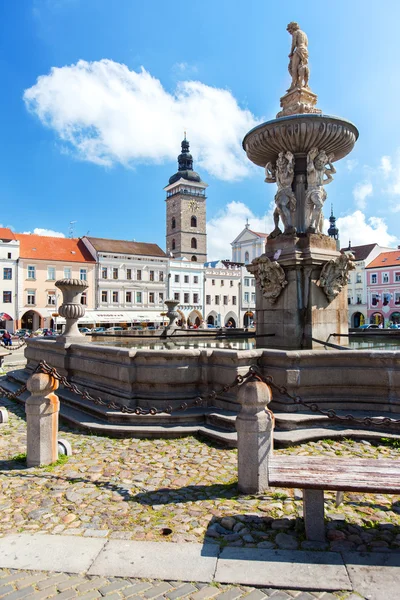 Ceske Budejovice, República Checa - 12 de agosto de 2012: Town Square, la suya es una segunda plaza más grande de la República Checa . —  Fotos de Stock