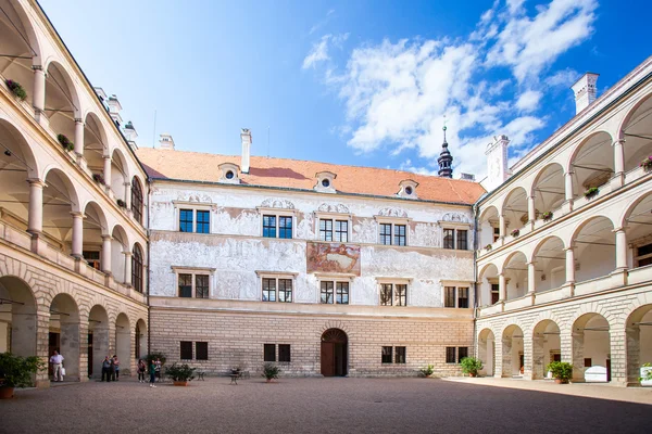 Litomysl, Tsjechië - augustus 14, 2012: renaissance zuilengalerij paleis versierd met sgraffiti. UNESCO werelderfgoed. — Stockfoto