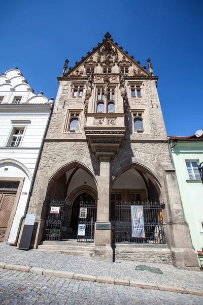 Stenhus är en av de vackraste i Tjeckien (Kutná hora) idag bevarade sena gotiska radhus. — Stockfoto