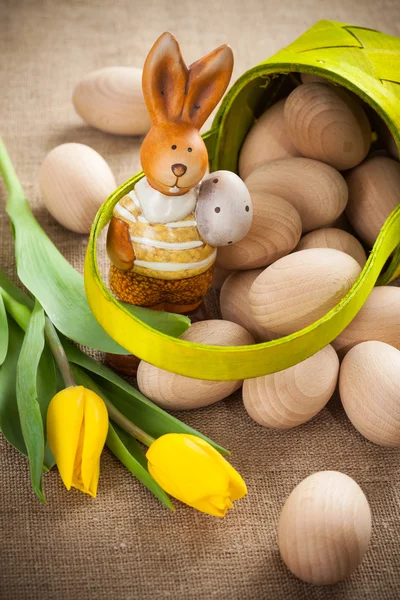 Decoración de Pascua con conejo, huevos y tulipán — Foto de Stock