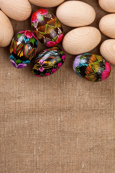 Huevos de Pascua en bolsa de cáñamo, lugar de texto, fondo — Foto de Stock