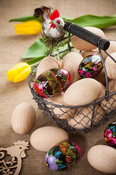 Huevos de Pascua en una pequeña cesta —  Fotos de Stock