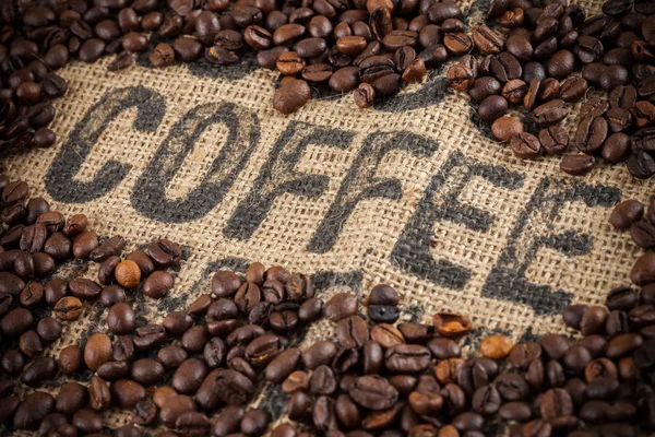 Кофейная надпись, кофейные зёрна — стоковое фото