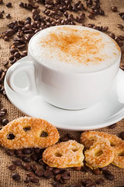 Café y pastel de capuchino — Foto de Stock