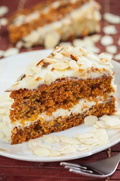 Carrot cake with almonds — Stock Photo, Image