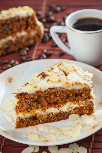 Carrot cake and coffee — Stock Photo, Image